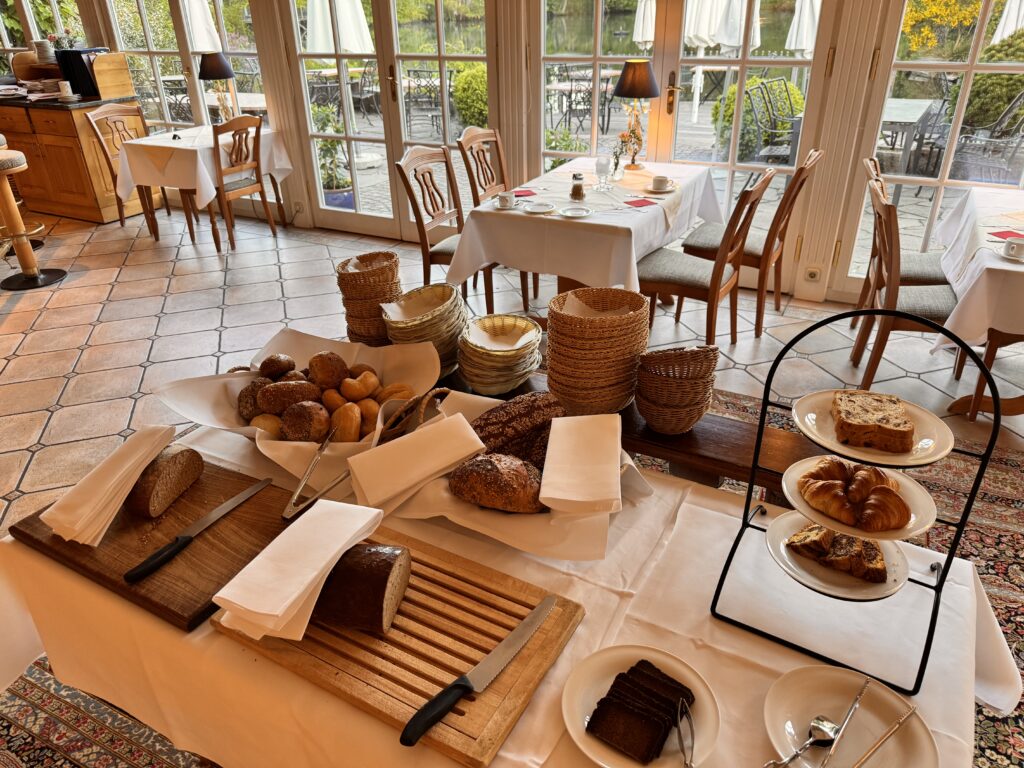 Brot, Brötchen und Gebäck am Frühstücksbuffet der Molitors Mühle